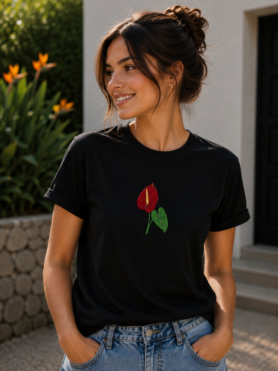 T-shirt preta bordada com antúrio vermelho