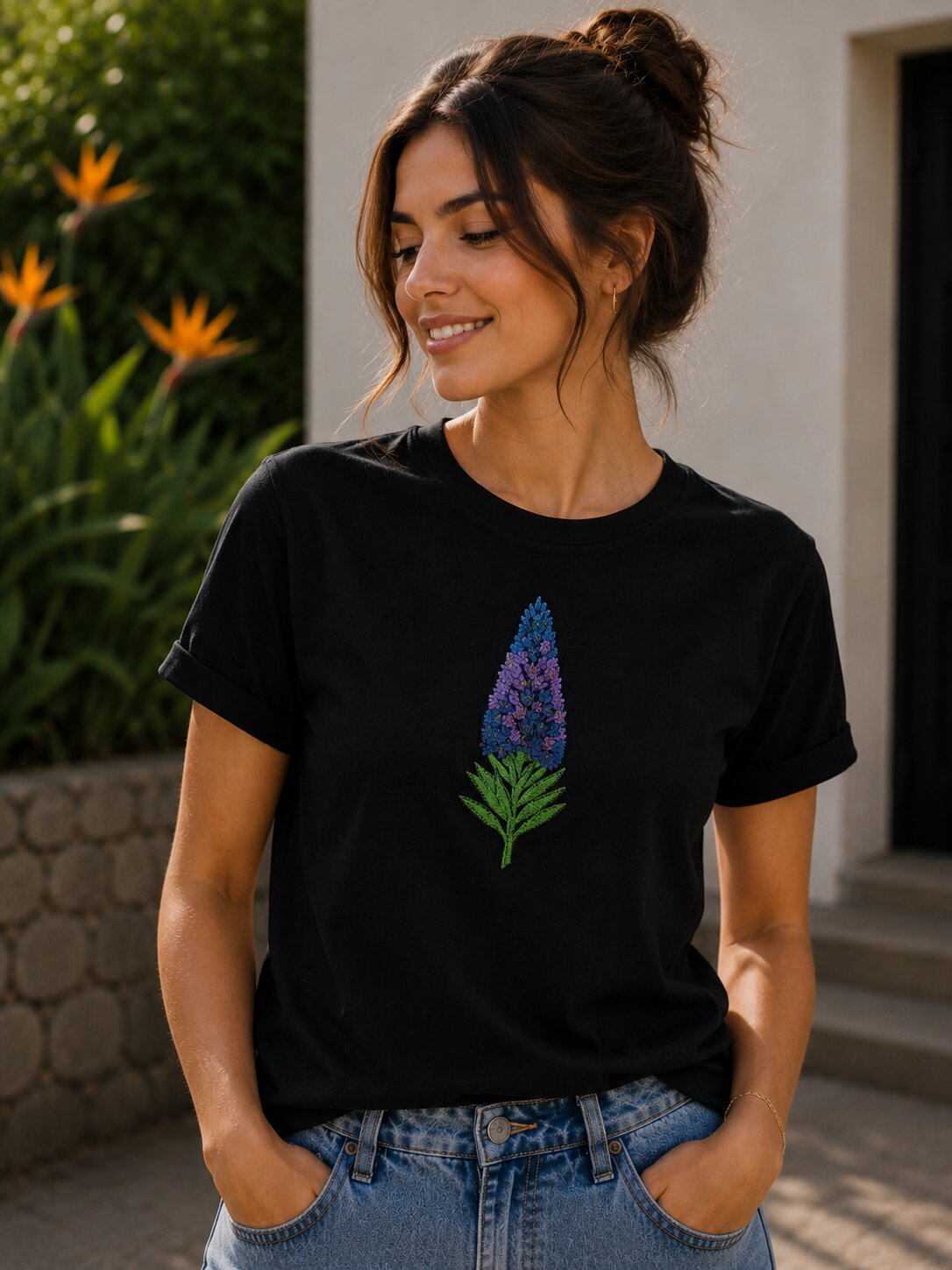 T-shirt preta bordada com massaroço, flor endémica da Madeira