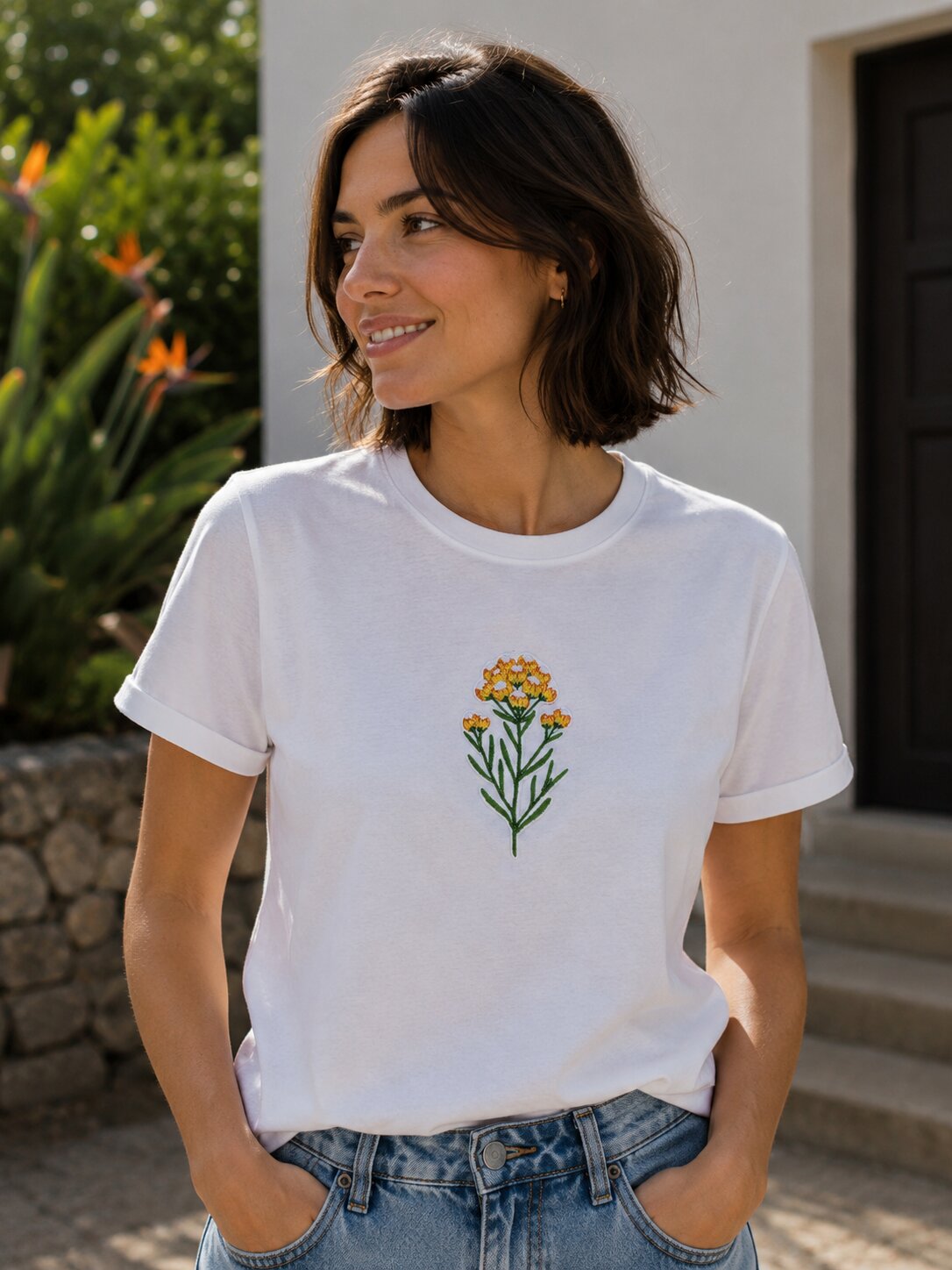 T-shirt branca bordada com sempre-viva, flor eterna