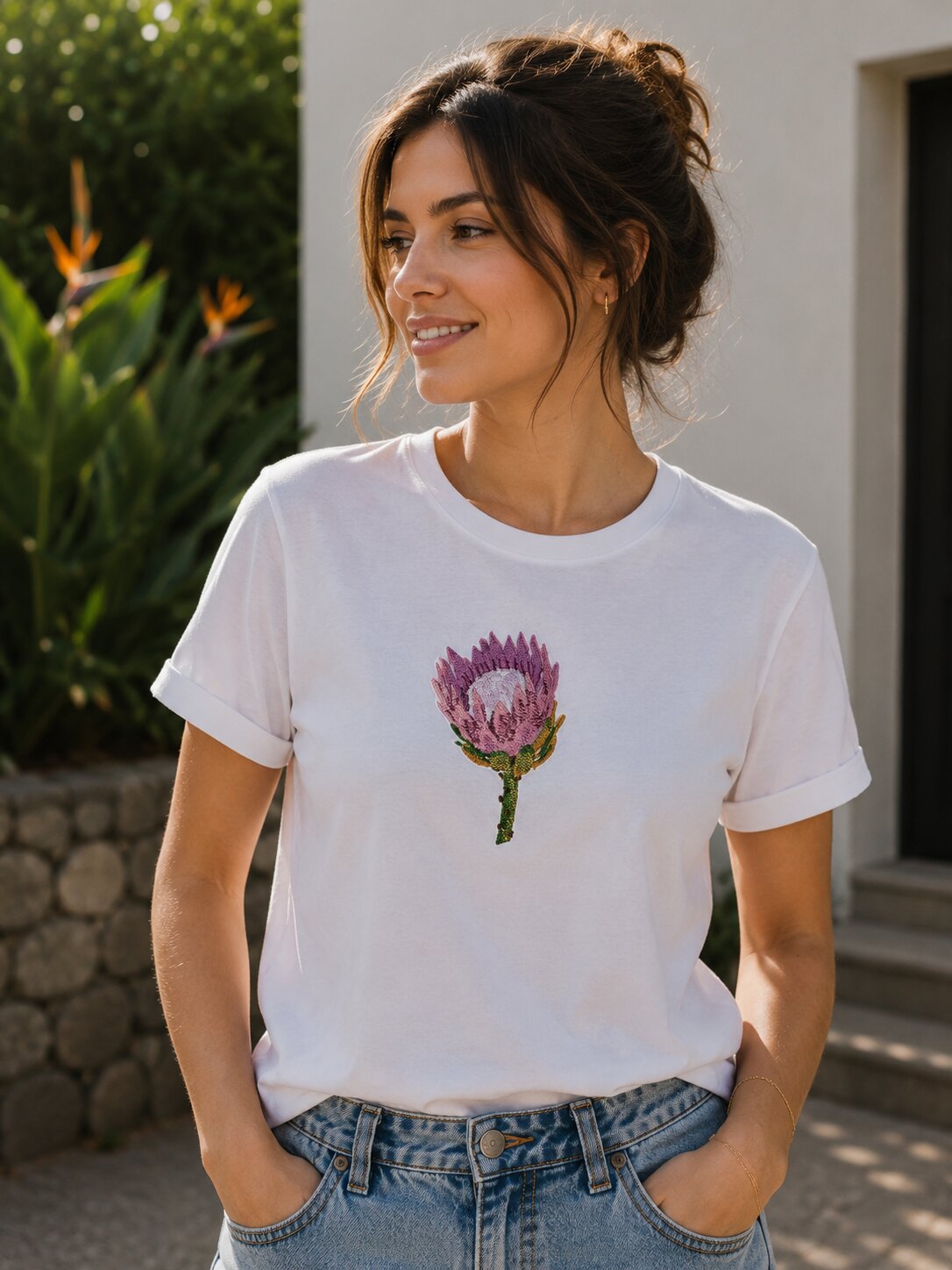 T-shirt branca bordada com protea, flor cultivada na Madeira