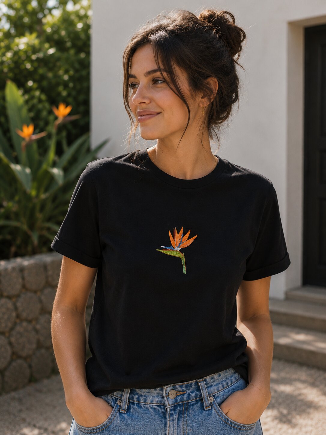 T-shirt preta bordada com estrelícia, ave-do-paraíso da Madeira