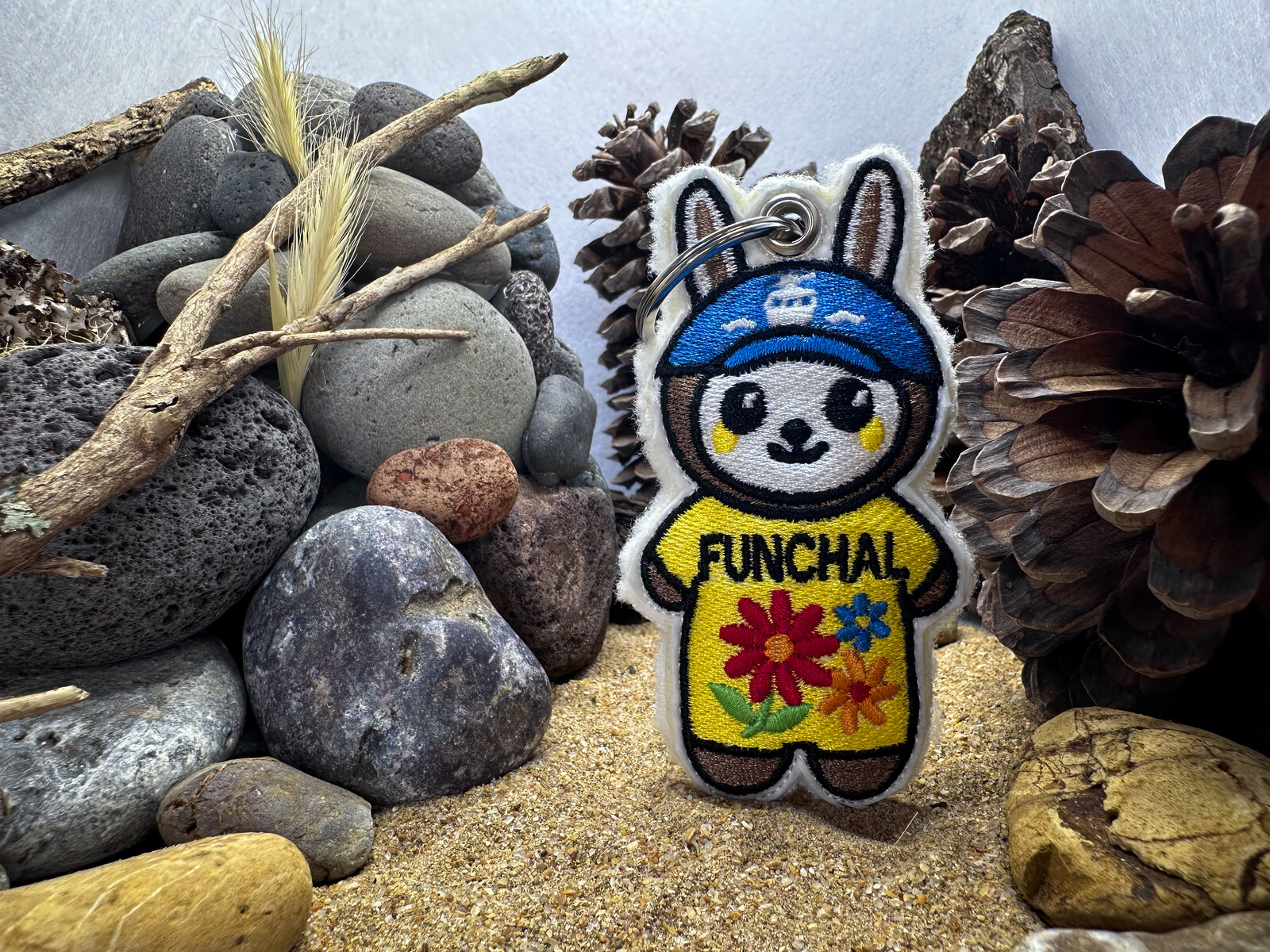 Madeirinho Funchal, boné azul e camisola com flores bordadas