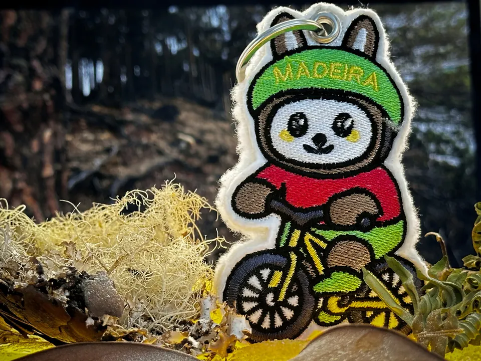 Madeirinho Cycling — bestickte Madeirinho-Souvenirfigur