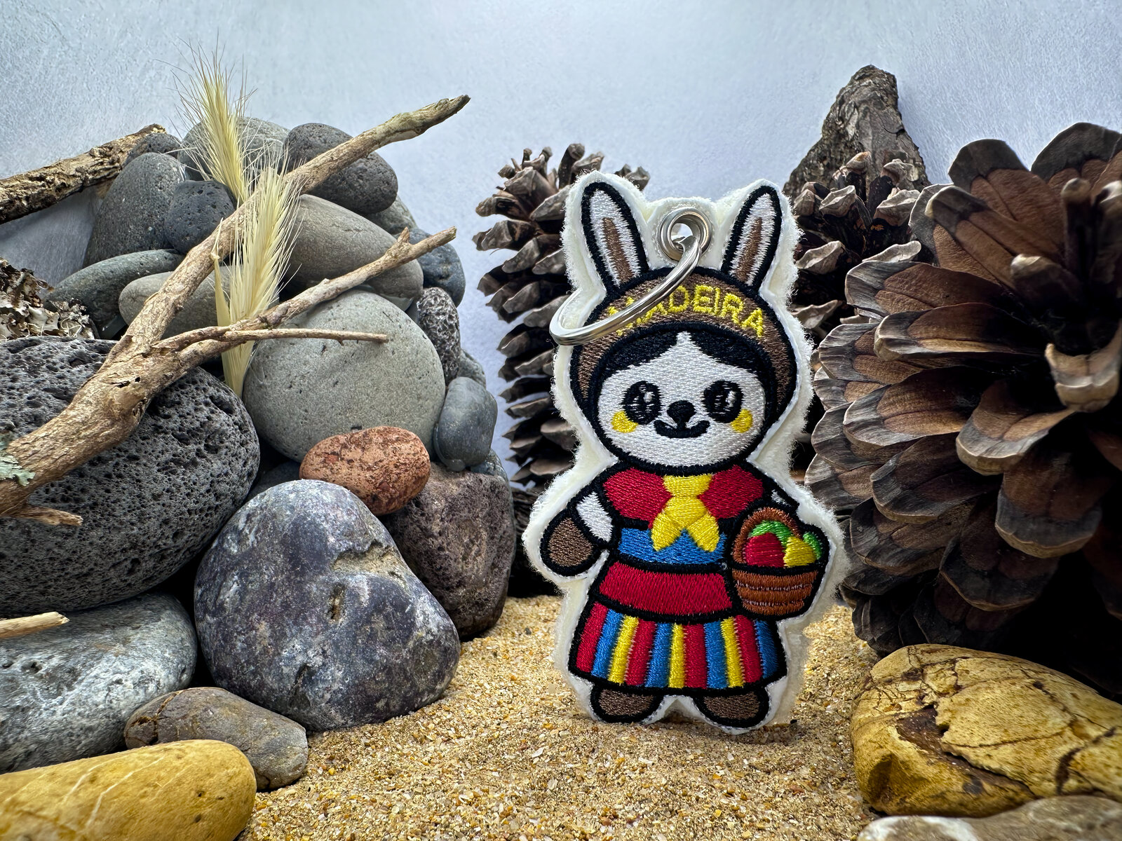 Sra. Madeirinho — mascote em traje tradicional da Madeira, com cesto de frutas