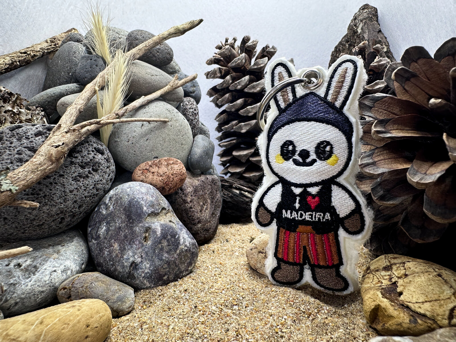Sr. Madeirinho — mascote em colete tradicional da Madeira com a frase I love Madeira
