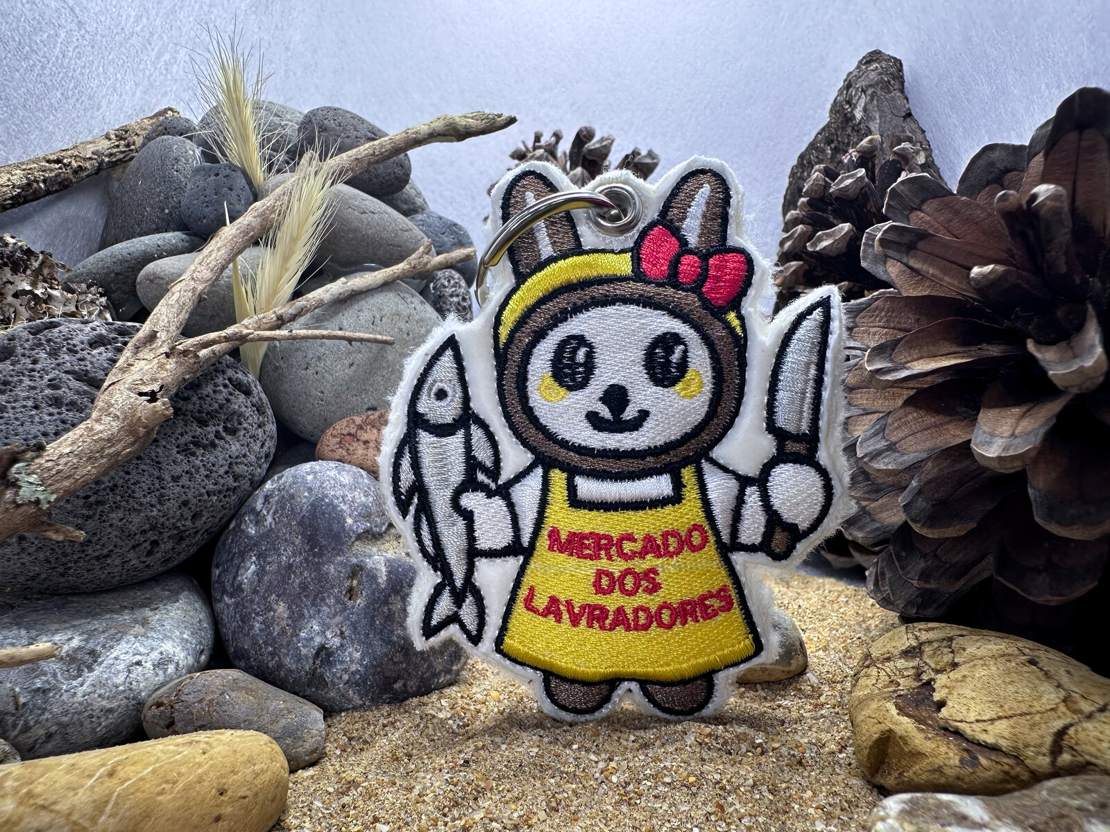 Madeirinha do Mercado dos Lavradores, avental amarelo, peixe na mão