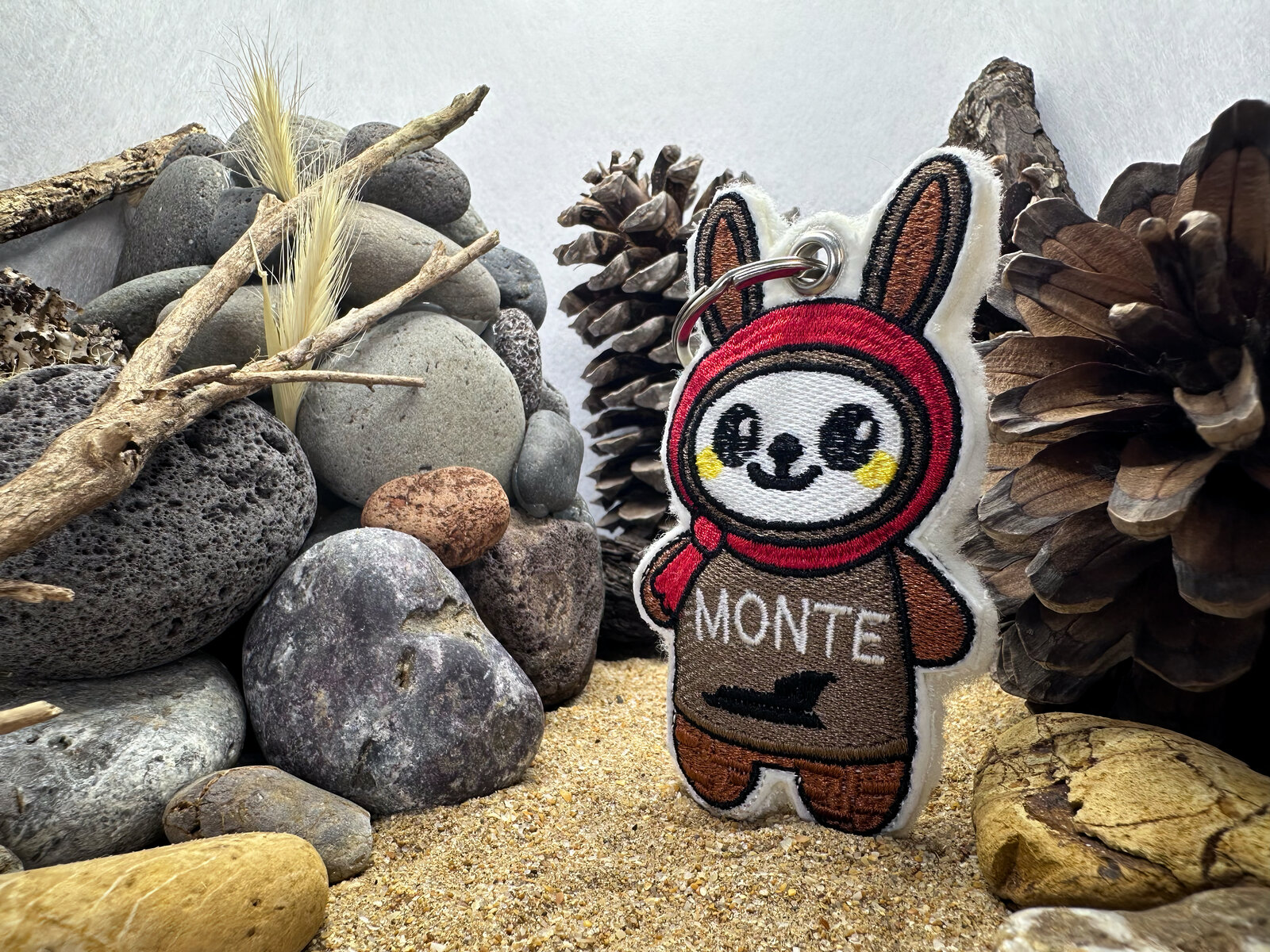 Madeirinho Monte, capuz vermelho, trilho na floresta ao fundo