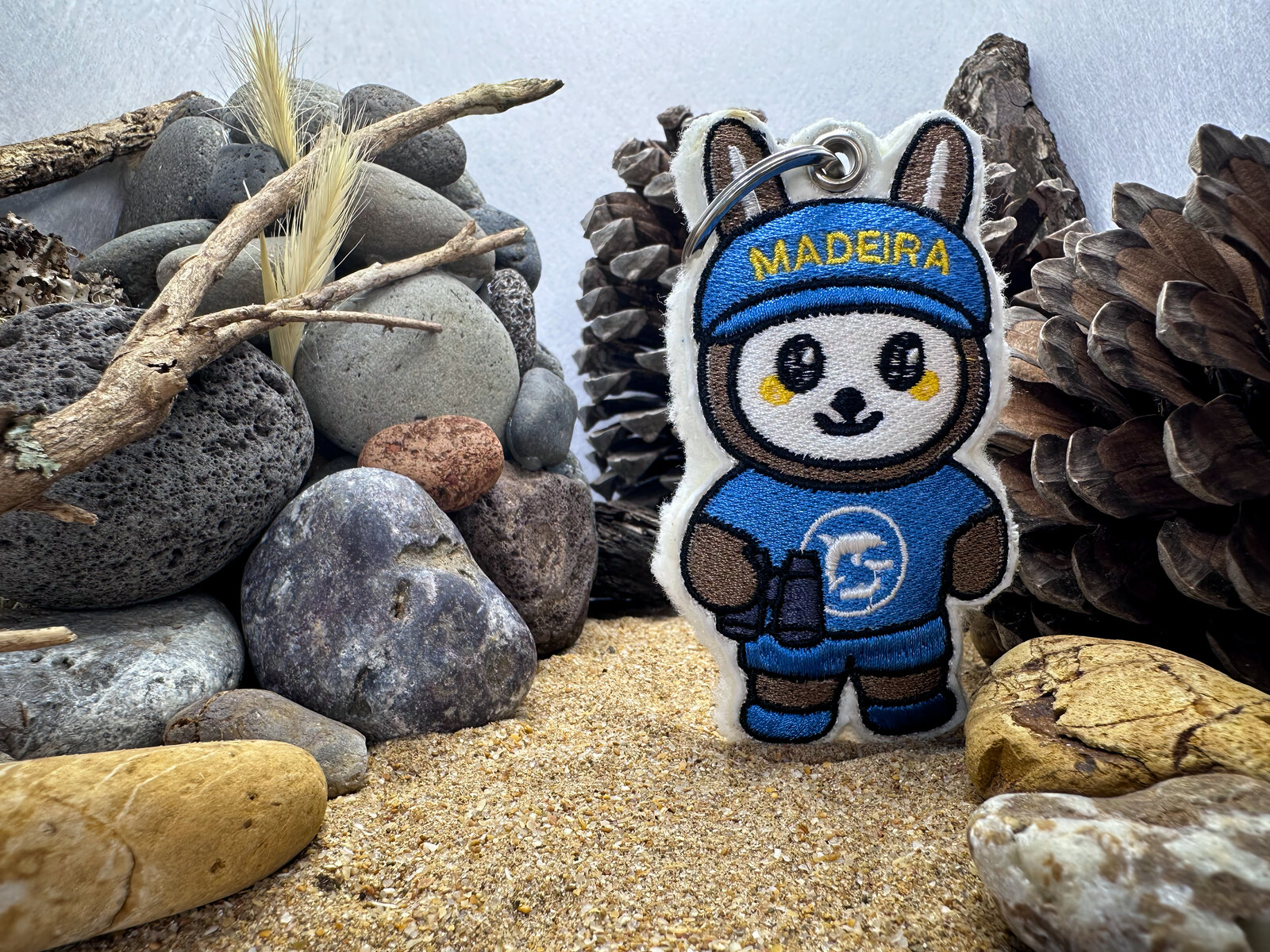 Madeirinho pronto para observação de baleias e golfinhos, binóculos na mão
