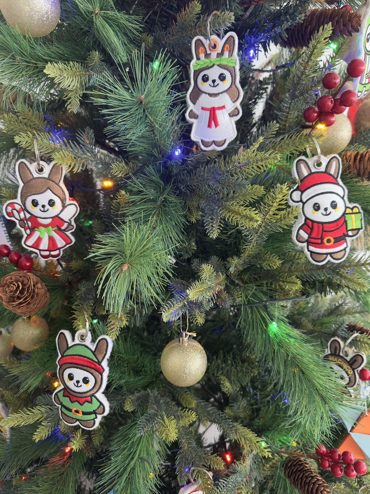Madeirinhos em versão de Natal, pendurados numa árvore